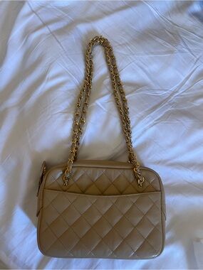 Authentic Vintage Chanel Cámara Bag - Beige Quilted Made in France